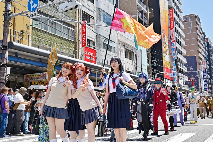 『日本橋ストリートフェスタ2026』のパレードの様子(5月17日12時頃/日本橋筋商店街)撮影/バンリ