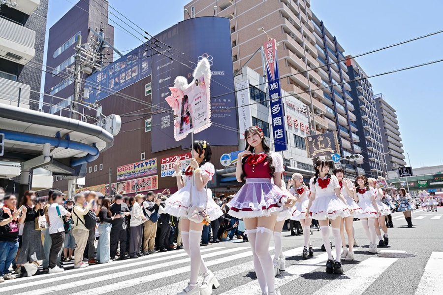 『日本橋ストリートフェスタ2026』のパレードの様子(5月17日12時頃/日本橋筋商店街)撮影/バンリ