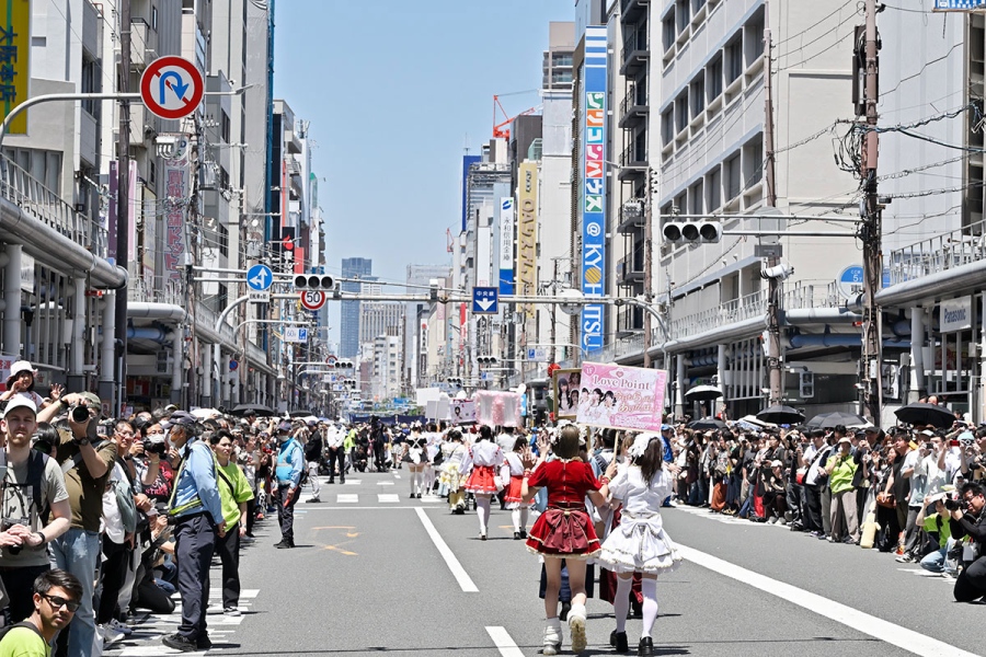 『日本橋ストリートフェスタ2026』のパレードの様子(5月17日12時頃/日本橋筋商店街)撮影/バンリ