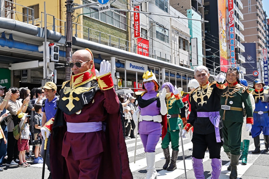 『日本橋ストリートフェスタ2026』のパレードの様子(5月17日12時頃/日本橋筋商店街)撮影/バンリ