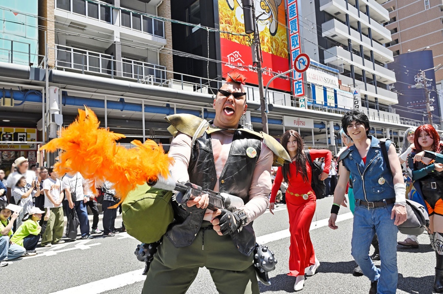 『日本橋ストリートフェスタ2026』のパレードの様子(5月17日12時頃/日本橋筋商店街)撮影/バンリ