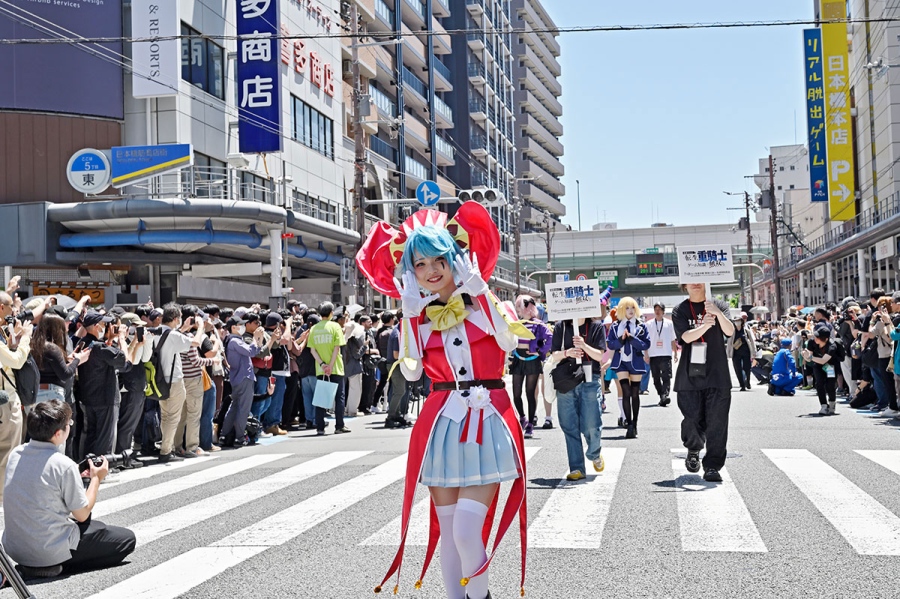 『日本橋ストリートフェスタ2026』のパレードの様子(5月17日12時頃/日本橋筋商店街)撮影/バンリ