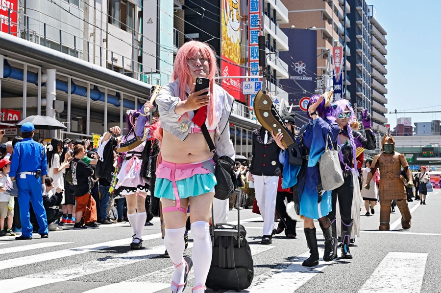 『日本橋ストリートフェスタ2026』のパレードの様子(5月17日12時頃/日本橋筋商店街)撮影/バンリ