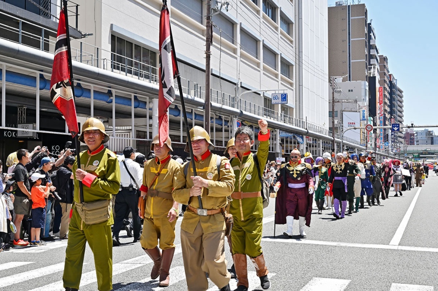 『日本橋ストリートフェスタ2026』のパレードの様子(5月17日12時頃/日本橋筋商店街)撮影/バンリ