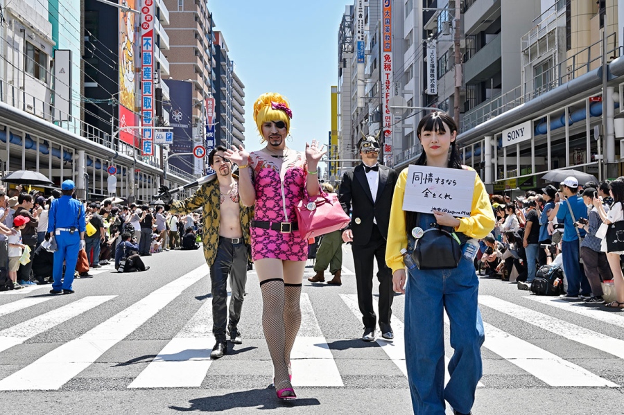 『日本橋ストリートフェスタ2026』のパレードの様子(5月17日12時頃/日本橋筋商店街)撮影/バンリ