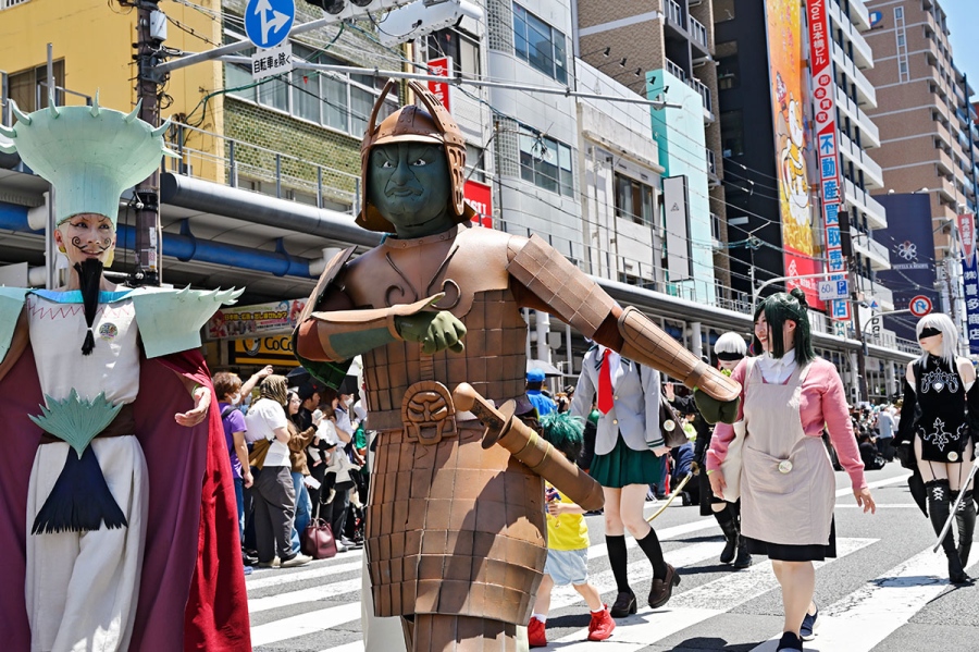 『日本橋ストリートフェスタ2026』のパレードの様子(5月17日12時頃/日本橋筋商店街)撮影/バンリ