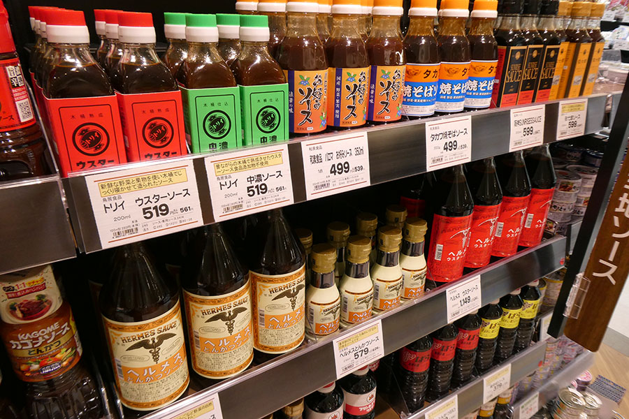ヘルメスソースなど、ご当地ソースも並ぶ(阪急オアシス宝塚南口店にて)