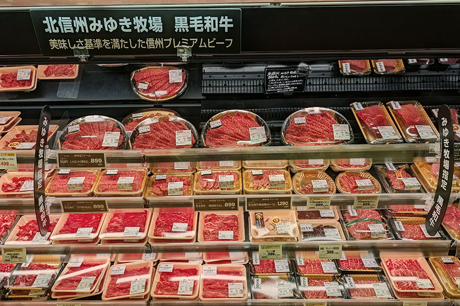 指定牧場「みゆき牧場」の黒毛和牛がずらり。100gあたり2500円のシャトーブリアンも(阪急オアシス宝塚南口店にて)