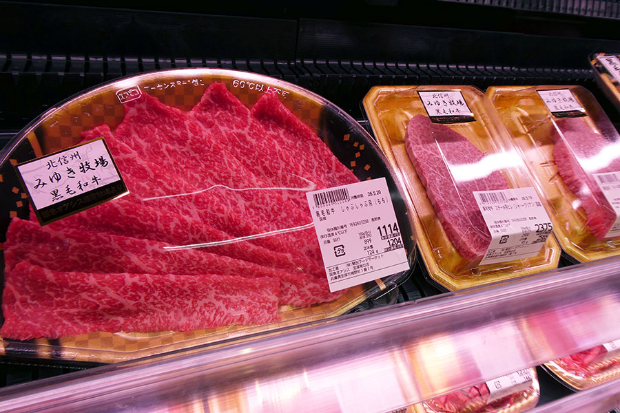 「みゆき牧場」のシャトーブリアンは100gあたり2500円(阪急オアシス宝塚南口店にて)