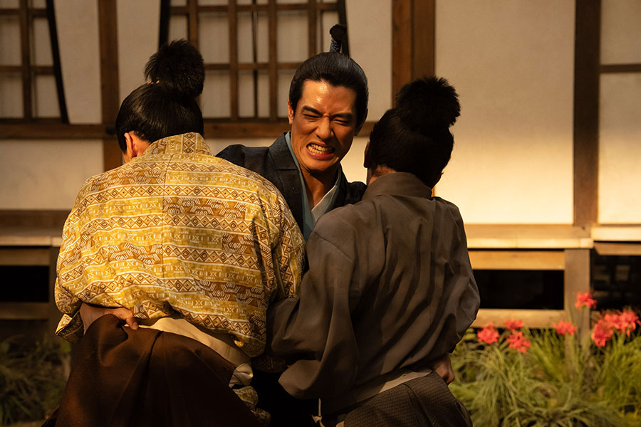 toyotomikyodai17_hurikaeri_13 | Lmaga.jp 『豊臣兄弟!』第17回より。秀吉(池松壮亮)、秀長(仲野太賀)と勝負する長政(中島歩)(C)NHK