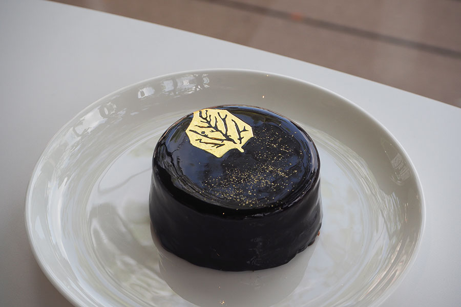 金箔製の木葉をお店でトッピングした「木葉天目」(1100円)(2024年4月撮影/Lmaga.jp)