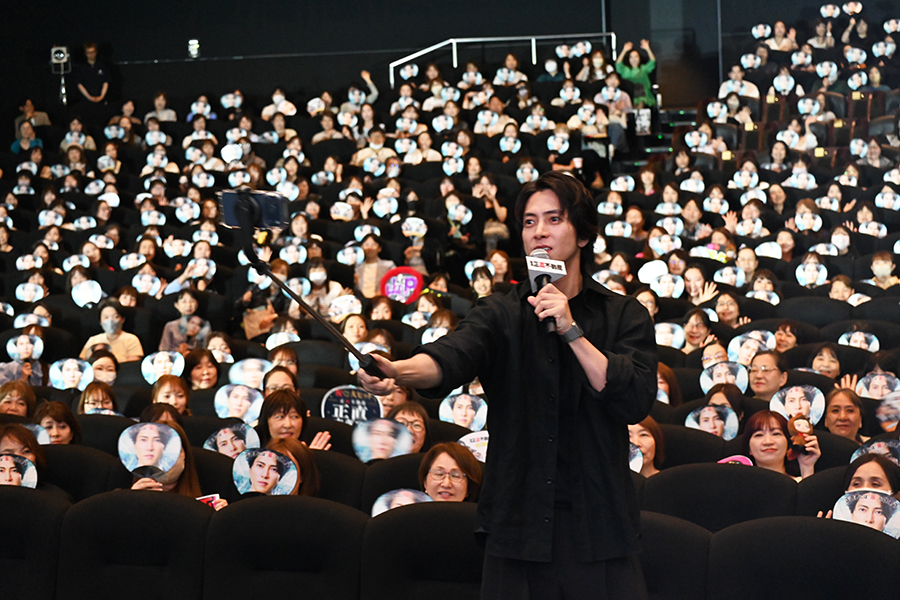 自撮り棒で観客と撮影をする山下智久(5月26日・TOHOシネマズ梅田・Lmaga.jp撮影)