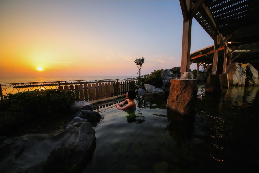 露天風呂からは、日本海に沈む夕日がすぐ目の前に!