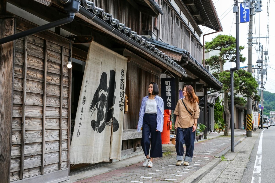 まずは、歴史ある商家が並ぶ「越後村上 町屋通り」へ