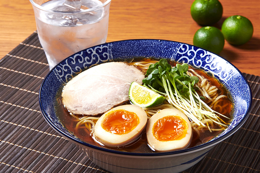 麺、具材、そして器の調和にもこだわり、視覚からも夏の「涼」を感じる盛り付けに。すだち香る あっさり冷やし麺 970円~(※店舗によって価格が異なる)