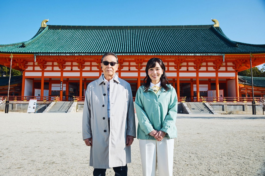 6月20日放送の『ブラタモリ』は、京都・平安神宮へ。左からタモリ、佐藤茉那アナウンサー (C)NHK
