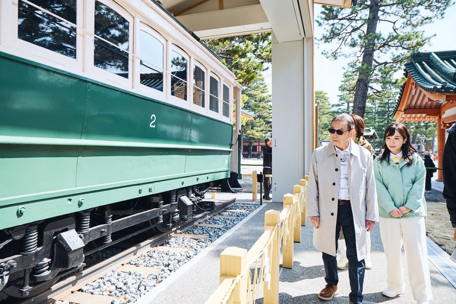 6月20日放送の『ブラタモリ』は、京都・平安神宮へ。左からタモリ、佐藤茉那アナウンサー (C)NHK