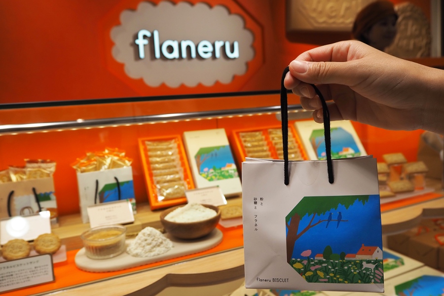 手土産に喜ばれそうなミニパッケージの「flaneru 粉と砂糖と」の「フラネルビスケット」(6個・810円)。チョコ入りの「フラネルビスケットサンド」(3個・864円)も販売