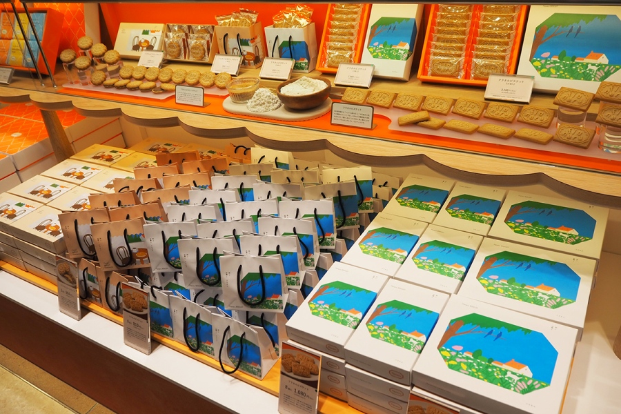 田園風景などが描かれたキュートな「flaneru(フラネル)粉と砂糖と」パッケージにも注目