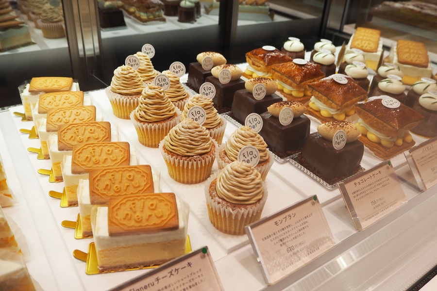 きび糖を使ったショートケーキやモンブラン、ビスケットが乗ったチーズケーキなど、生ケーキも充実