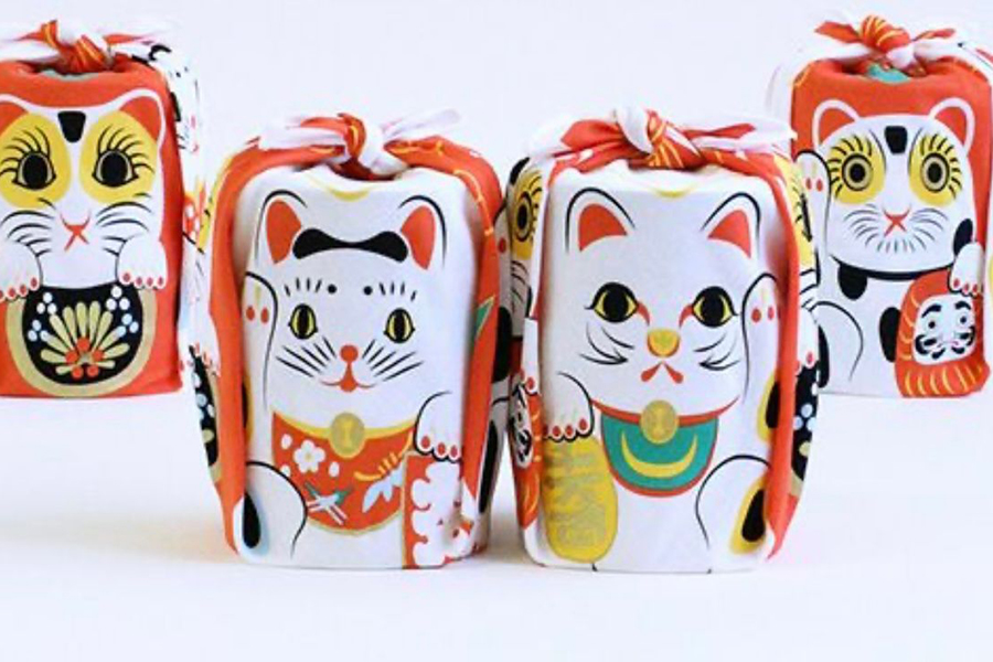 デザインユニットCOCHAE(コチャエ)とコラボの縁起柄シリーズの招き猫。表情豊かな4種類の招き猫が1枚に描かれています(提供:風呂敷むす美)