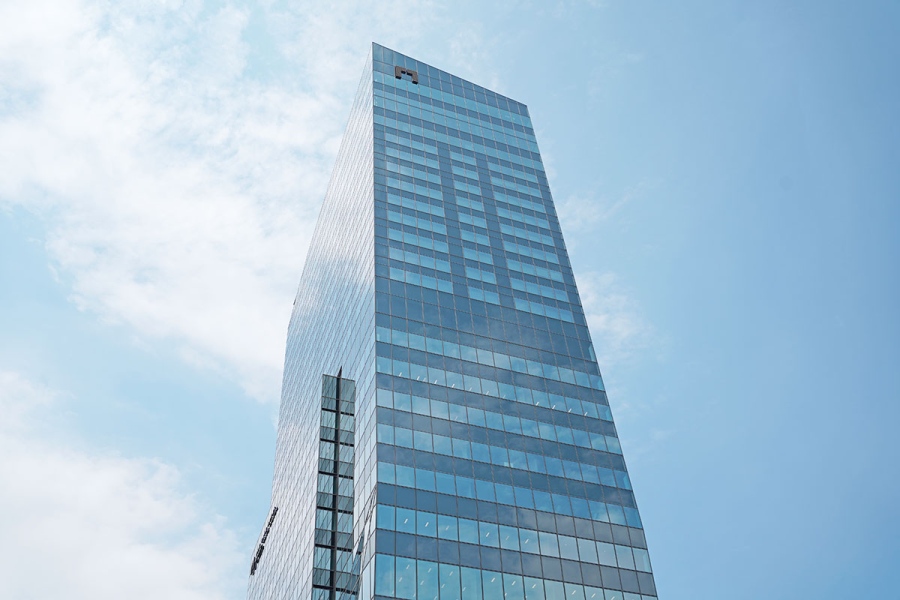 「ザ・ゲートホテル大阪」がある、4月に開業したばかりの商業施設「クオーツ心斎橋」外観(6月11日撮影/Lmaga.jp)