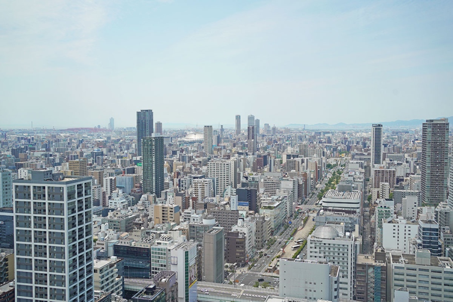 28階ルーフトップバー「PEAKS」西側の景色。京セラドーム大阪、南港、そして神戸まで見渡すことができる(6月11日撮影/Lmaga.jp)