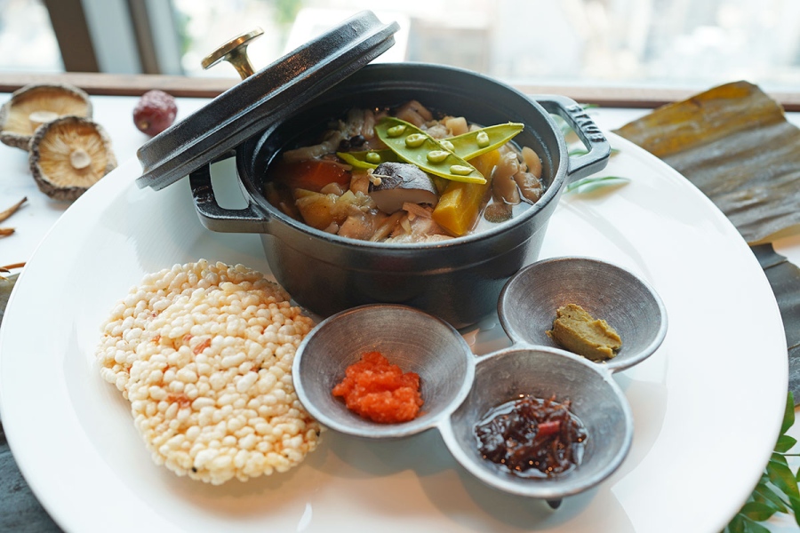 26階メインダイニング「アンカー オオサカ」の朝食(4400円)で選べるメイン料理「関西だしの季節野菜薬膳スープ」。「エッグベネディクト」「フレンチトースト」の全3種類から選べるほか、サラダなどのビュッフェも(6月11日撮影/Lmaga.jp)