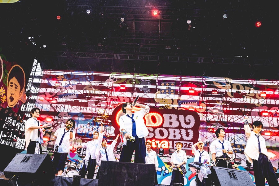 『ごぶごぶフェス2026』2日目のトップバッターを飾ったINI (C)GOBU GOBU Festival