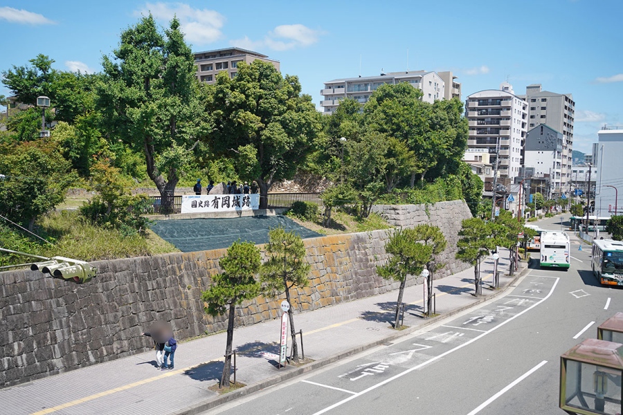「国史跡 有岡城跡」のすぐそばでは、駅前のためバスが行き交う(6月10日撮影/Lmaga.jp)