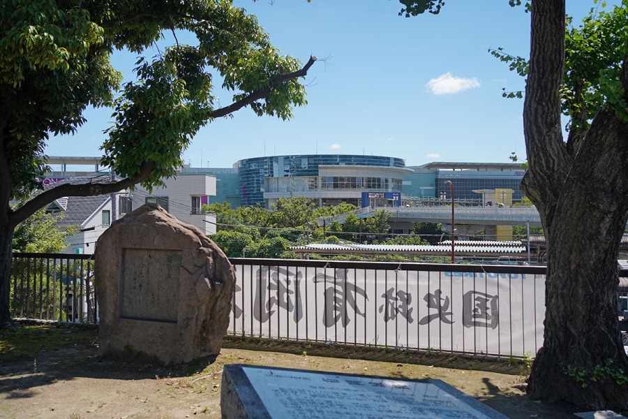 「国史跡 有岡城跡」から望む「イオンモール伊丹」(6月10日撮影/Lmaga.jp)