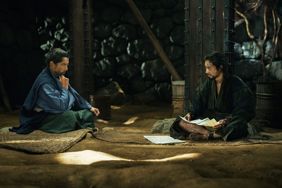 映画『黒牢城』より。次々と起こる殺人と怪事件について、官兵衛(菅田将暉)に相談する村重(本木雅弘)©2026 映画「黒牢城」製作委員会