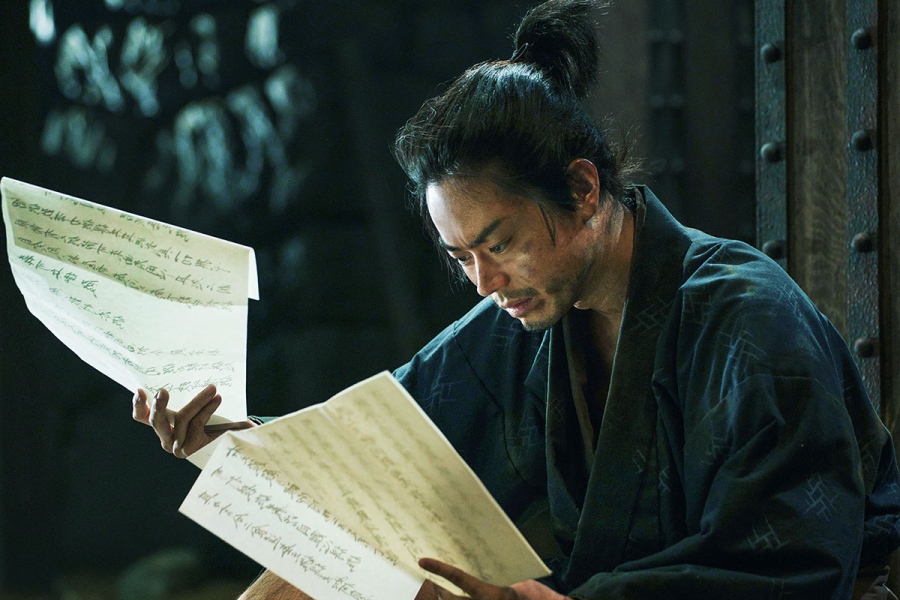 映画『黒牢城』より、黒田官兵衛(菅田将暉。城内で起きた殺人と怪事件の謎を解くため、 牢の中から村重に助言する ©2026 映画「黒牢城」製作委員会