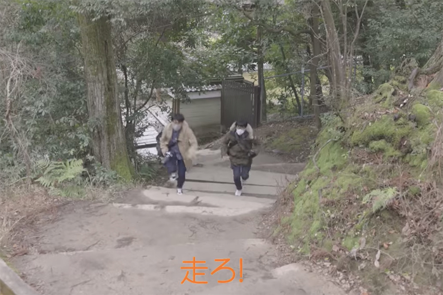 電車の時間を考えて、焦る場面も。予定が遅れるとスケジュールをこなせなくなってしまいます!(YouTube「京都浪漫紀行 〜 Kyoto Roman Travelogue 〜」の『【京都】1日で周れる限界に挑戦する「京都名所巡りRTA」』より)