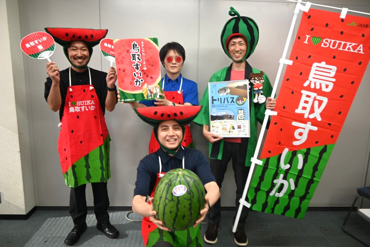大阪駅前でふるまいスイカ500食！超大玉、旬の「鳥取すいか」出荷開始