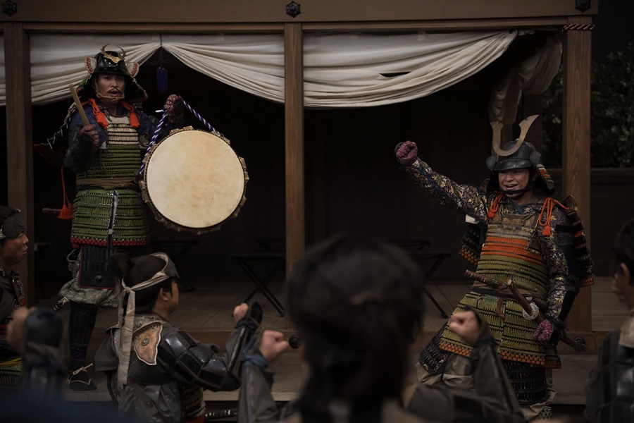 『豊臣兄弟!』第22回より。上月城で武士たちの士気を上げる出雲の戦国武将・尼子勝久(写真右、渡邉蒼)と家臣・山中幸盛(写真左、廣瀬友祐)(C)NHK