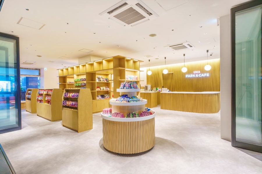 UHA味覚糖本社ビル2階のショップ&カフェ「UHA PARK&CAFE」