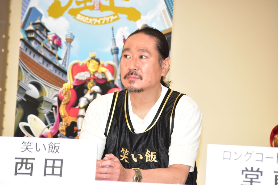 史上初にして唯一の300勝を果たし、「黒ビブス」を着用する西田(大阪市内)