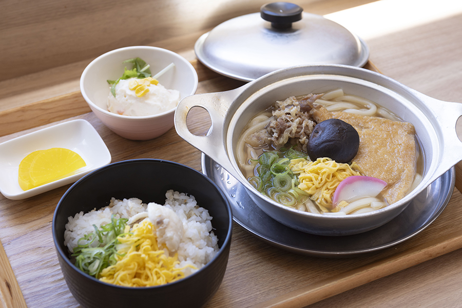 JR四国_4_JR松山駅だんだん通り | Lmaga.jp 愛媛の郷土料理が気軽に楽しめる「えひめしや」。2つの松山の味がセットになった松山鯛めしと鍋焼きうどん定食1250円