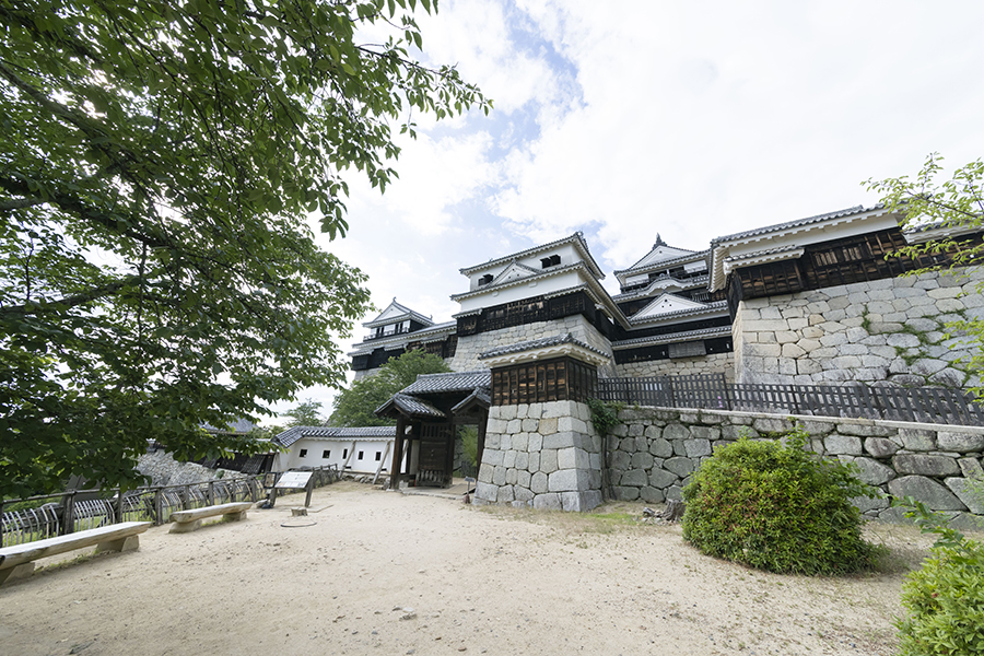 JR四国_5_松山城 | Lmaga.jp 戦国時代に賤ヶ岳七本槍のひとりとして活躍した加藤嘉明により四国屈指の名城。山頂本丸広場からは松山市街を一望できる