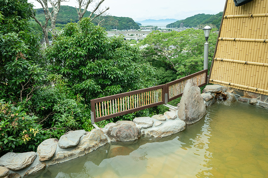 2607_KUMA_0236 | Lmaga.jp 岩山の山頂にある貸切の展望露天風呂、遠くには不知火海が見える