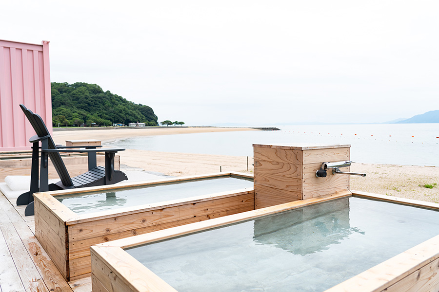 2607_KUMA_0352 | Lmaga.jp 外には寝湯も完備。水とぬるま湯の2種類あり、お湯の中で寝転べばインフィニティ風呂の気分に