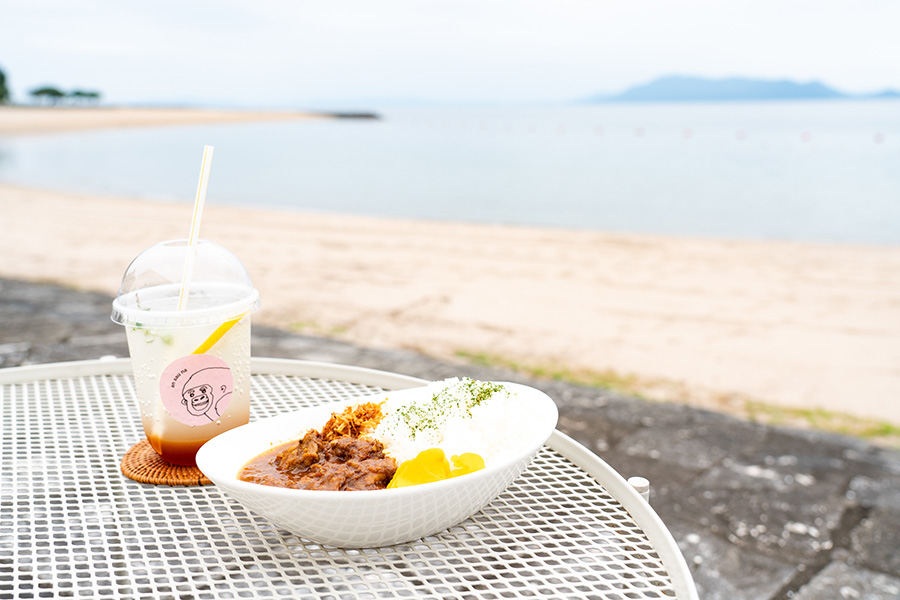2607_KUMA_0361 | Lmaga.jp 不知火牛のすじ肉がゴロゴロ入った牛すじ煮込みカレー000円は肉もやわらかくスパイシー。芦北名産の甘夏をメインにシナモンやカルダモンをブレンドしたオリジナルクラフトコーラ000円もおすすめ
