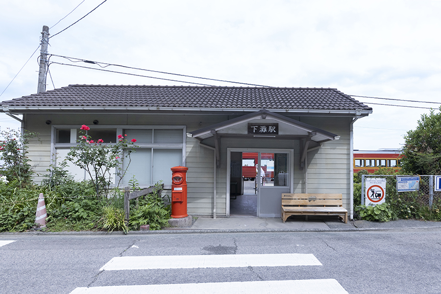 JR四国_8_伊予灘ものがたり_下灘駅 | Lmaga.jp 絶景駅として知られる下灘駅では、約8〜10分間停車するので、写真撮影も楽しめる