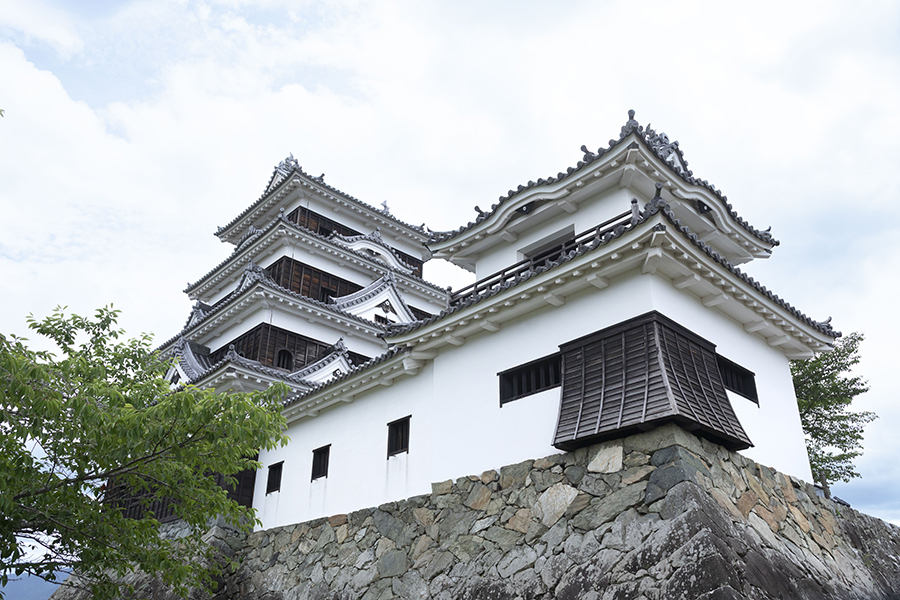 JR四国_10_大洲城 | Lmaga.jp 現在の天守は江戸時代の古絵図や明治時代の写真をもとに木造で完全復元したもの。入城料550円