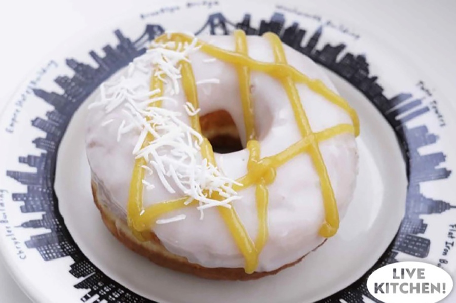 DONUTS2026_0716_8 | Lmaga.jp 「DUMBO Doughnuts and Coffee」の溝呂木さんコラボ ココナッツ&パインアップル ドーナツ(1個582円)は「阪神梅田本店」限定