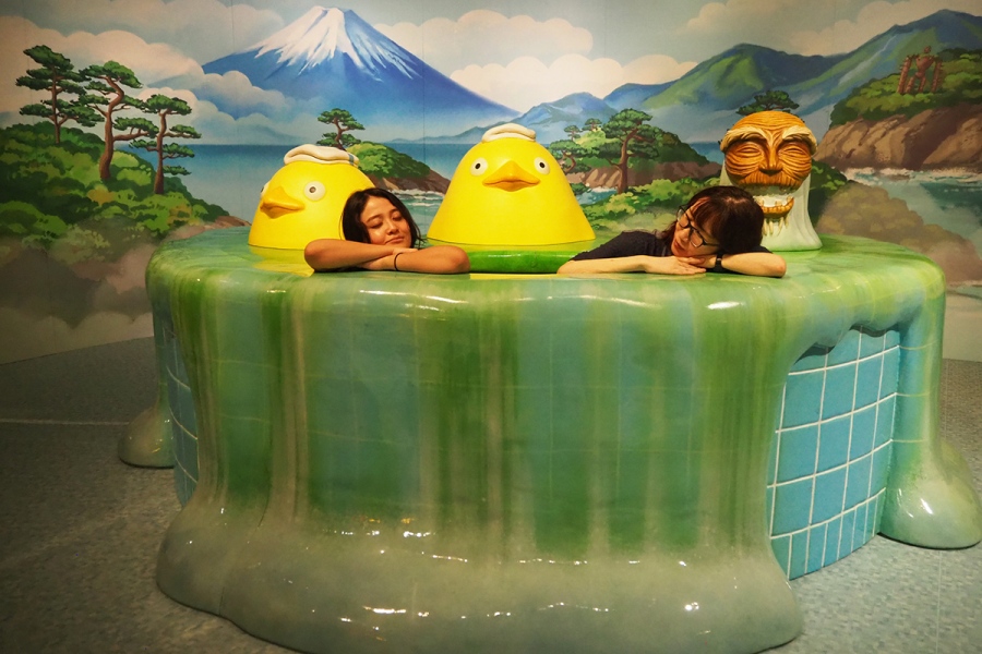Ghibli2026_0717_2 | Lmaga.jp 油屋を彷彿とさせる銭湯のフォトスポットも。2~3名で撮るのもオススメとか
