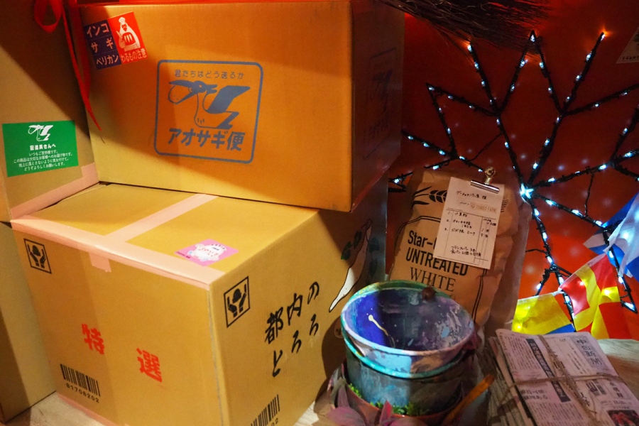 Ghibli2026_0717_31 | Lmaga.jp 積み込まれた荷物をよく見ると、「君たちはどう送るか」の「アオサギ便」、「都内のとろろ」など、ジブリ作品タイトル風のおもしろい仕掛けが!