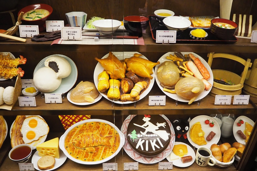 Ghibli2026_0717_8 | Lmaga.jp 「ジブリパーク」で好評だった企画展『食べるを描く。』の増補改訂版。入口には劇中に登場した食べ物のサンプルがずらり