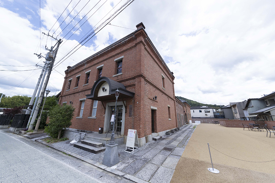 JR四国_13_おおず赤煉瓦館 | Lmaga.jp 明治後期に銀行として建築された建物を利用した「おおず赤煉瓦館」。地元工芸品なども販売